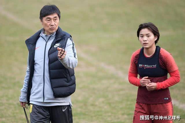 杰克逊本场1射1中框+3越位 2关键传球+14对抗2成功 仅获5.9分